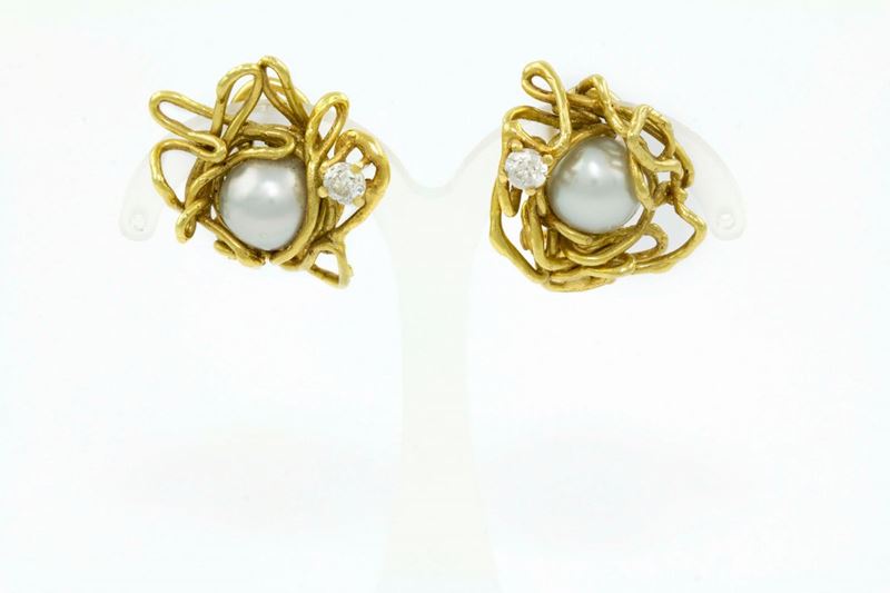 Un paio di orecchini con perle coltivate e diamanti  - Asta Gioielli - Asta Online - Cambi Casa d'Aste