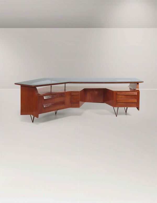 Grande tavolo da lavoro in legno con piano in vetro e dettagli in ottone.