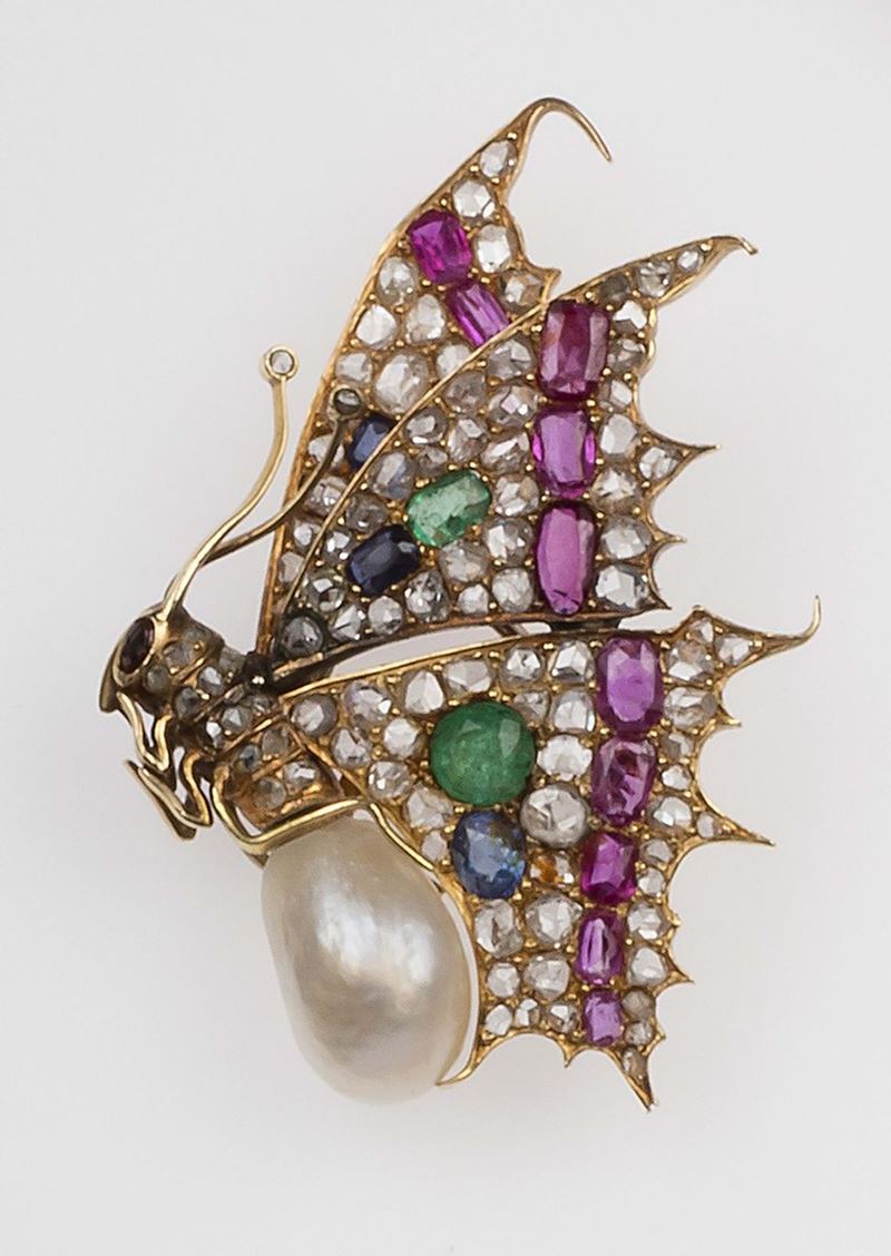 Spilla Farfalla con perla e piccoli rubini, zaffiri, smeraldi e diamanti  - Asta Fine Jewels - II - Cambi Casa d'Aste