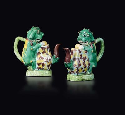 Coppia di Teiere in Porcellana a Smalti Sancai con Manici a Guisa di Cani di Pho, Cina, Dinastia ...