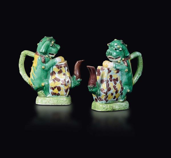 A pair of Sancai porcelain teapots with Pho dog handles, China, Qing Dynasty, Kangxi Period (1662-1722)