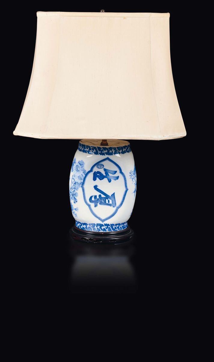 Vaso montato a lume in porcellana blu e bianca con ideogrammi, Giappone, XX secolo  - Asta Arte Orientale - Asta Online - Cambi Casa d'Aste