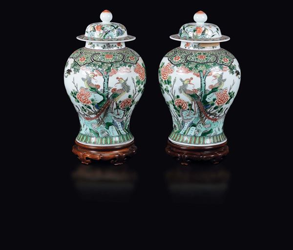 Coppia di potiches con coperchio in porcellana a smalti policromi nei toni della Famiglia Verde, Cina, Dinastia Qing, XIX secolo