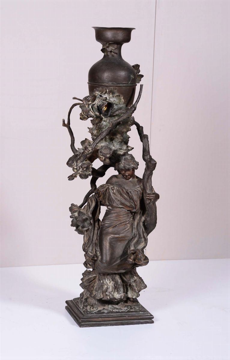 Base di lampada in bronzo con figura di vestale e anfora, firmata Fazzi  - Asta Asta a Tempo Antiquariato - Cambi Casa d'Aste