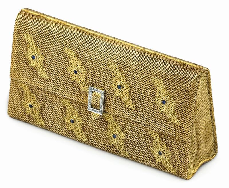 Evening bag in different colours of gold with a diamond clasp and elegantly decorated with tiny cabochon sapphires. Italy, 1950s - 1960s. Internal mirror  - Auction Fine Jewels - Cambi Casa d'Aste
