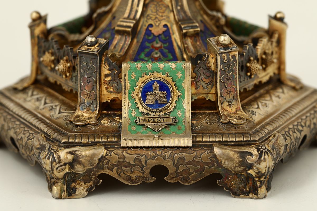 Importante Coppa in Argento Fuso, Sbalzato, Cesellato, Dorato e Smalti Policromi, Budapest 1896, ...