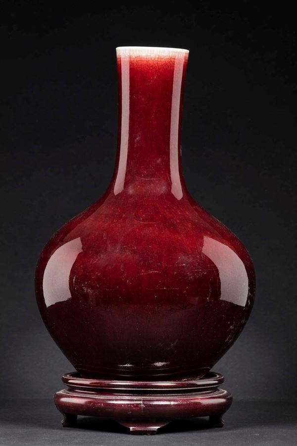 Vaso a bottiglia in porcellana monocroma sangue di bue, Cina, Dinastia Qing, XIX secolo