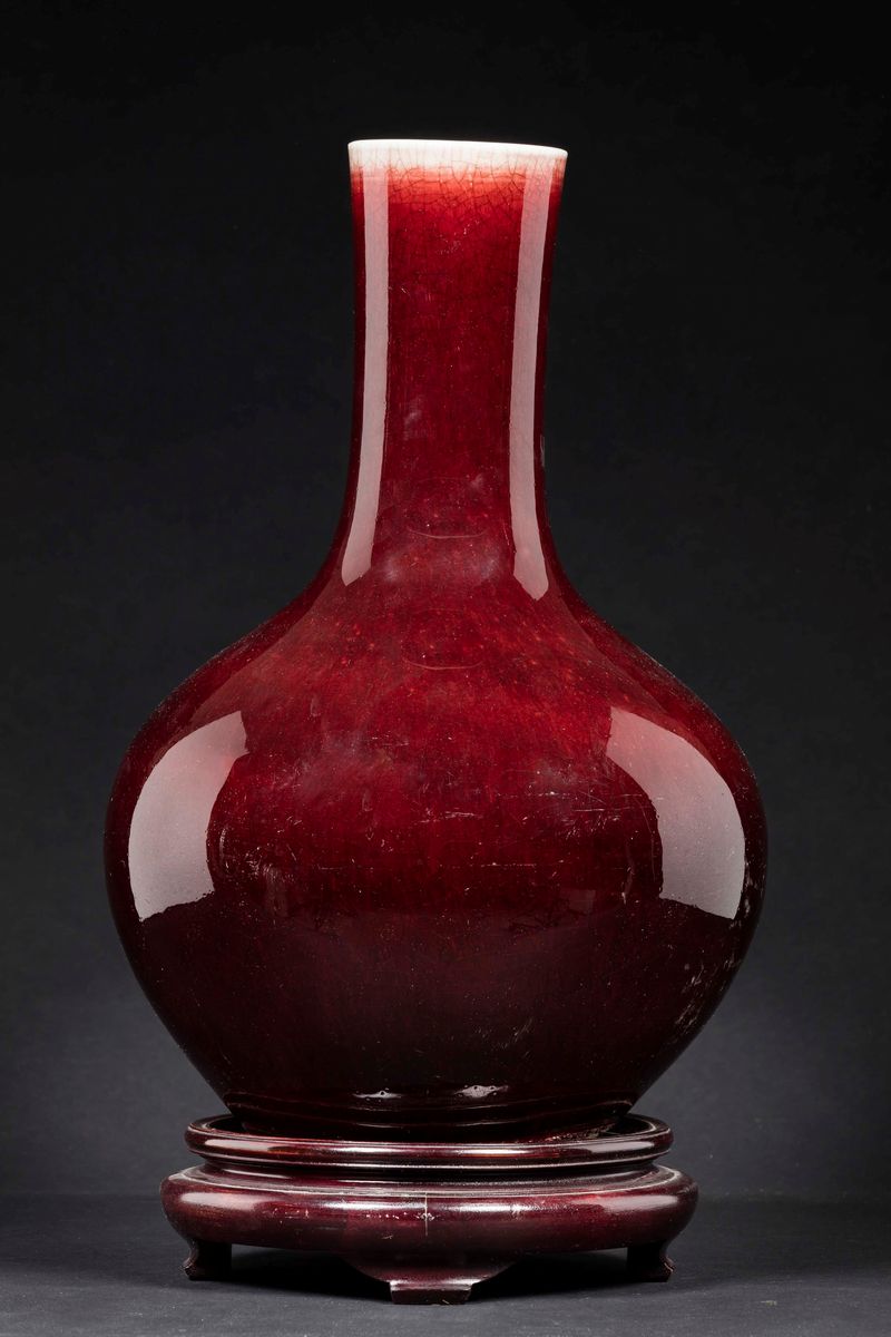 Vaso a Bottiglia in Porcellana Monocroma Sangue di Bue, Cina, Dinastia Qing, XIX Secolo