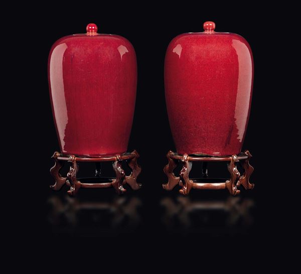 Coppia di potiches con coperchio in porcellana monocroma sangue di bue, Cina, Dinastia Qing, XIX secolo