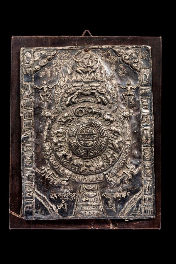 Placca in argento sbalzato con astrologia e segni zodiacali, Tibet, XIX secolo