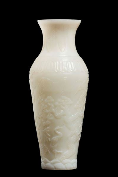 Vaso in Vetro Bianco con Decoro a Rilievo di Rami Fioriti ed Uccellini, Cina, XX Secolo