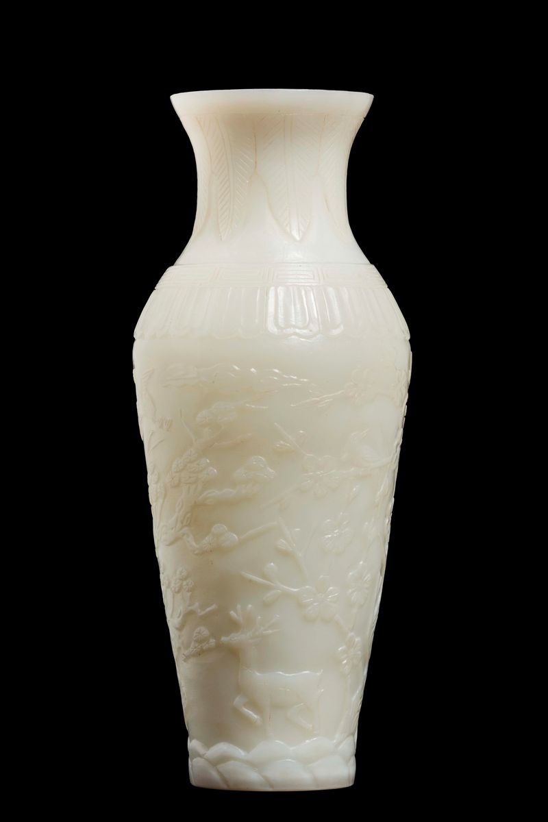 Vaso in Vetro Bianco con Decoro a Rilievo di Rami Fioriti ed Uccellini, Cina, XX Secolo