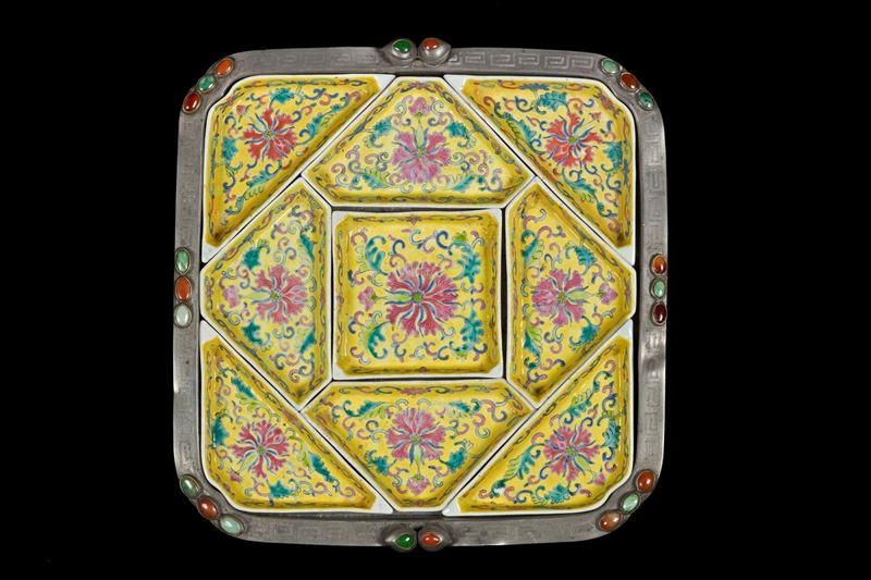 A silver tray with polychrome enamelled porcelainfood boxes, China, Qing Dynasty, 19th century  - Auction Chinese Works of Art - Cambi Casa d'Aste