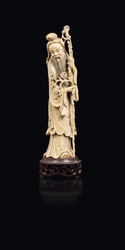 Figura di Saggio con Ramo Fiorito e Bastone Scolpita in Avorio, Cina, Dinastia Qing, Fine XIX Sec...