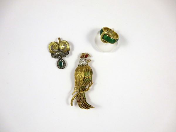 Lotto composto da un anello con smalto, un pendente con smeraldo ed una spilla