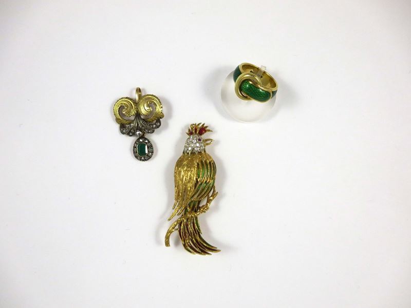 Lotto composto da un anello con smalto, un pendente con smeraldo ed una spilla  - Asta Gioielli - Asta Online - Cambi Casa d'Aste