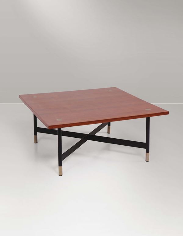Tavolo basso in legno con struttura in metallo.