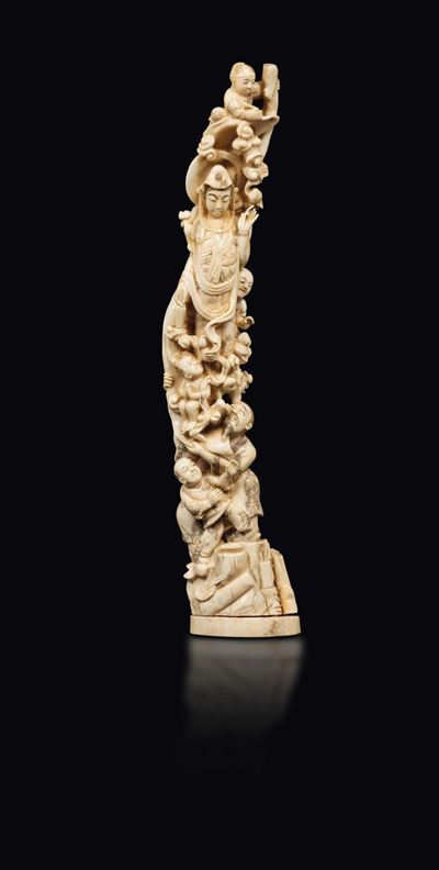 Gruppo Scolpito in Avorio con Personaggi Attorno a Divinità, Giappone, Inizio XX Secolo
