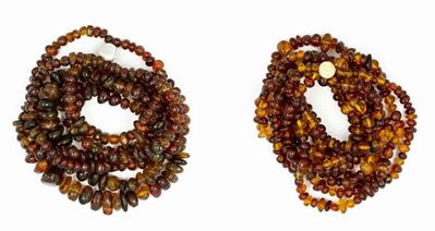 Lotto Composto da una Collana a Doppio Filo di Ambra Scura ed una Collana a Doppio Filo di Ambra ...