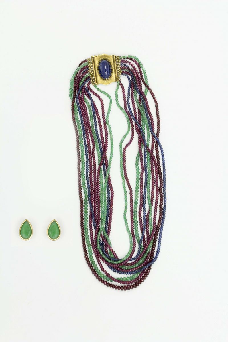Lotto composto da un girocollo a più fili di smeraldi, rubini e zaffiri ed un paio di orecchini  - Asta Gioielli - Asta Online - Cambi Casa d'Aste