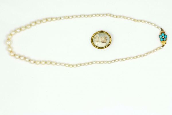 Lotto composto da una collana con perle coltivate a scalare con fermezza in turchesi e spilla con miniatura