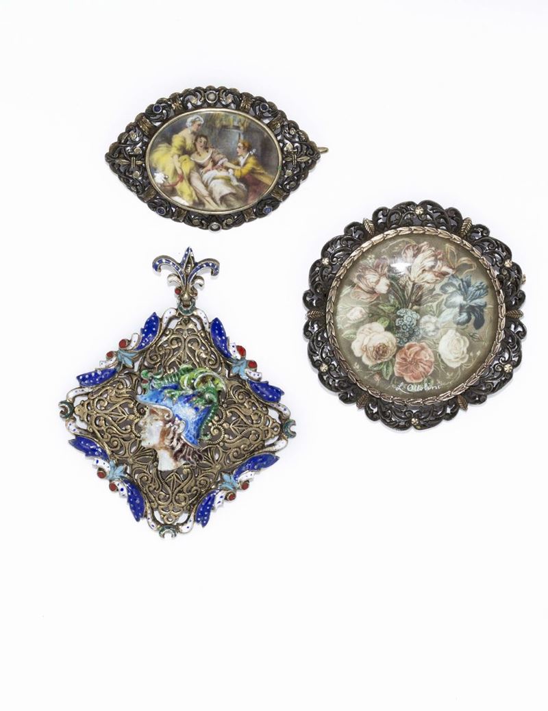 Lotto composto da due miniature ed un pendente in ottone e smalti  - Asta Gioielli - Asta Online - Cambi Casa d'Aste