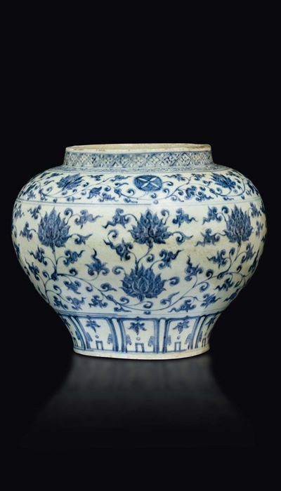 Vaso in Porcellana Banca e Blu con Decoro a Catenella di Fiori di Loto, Cina, Dinastia Qing, XIX ...