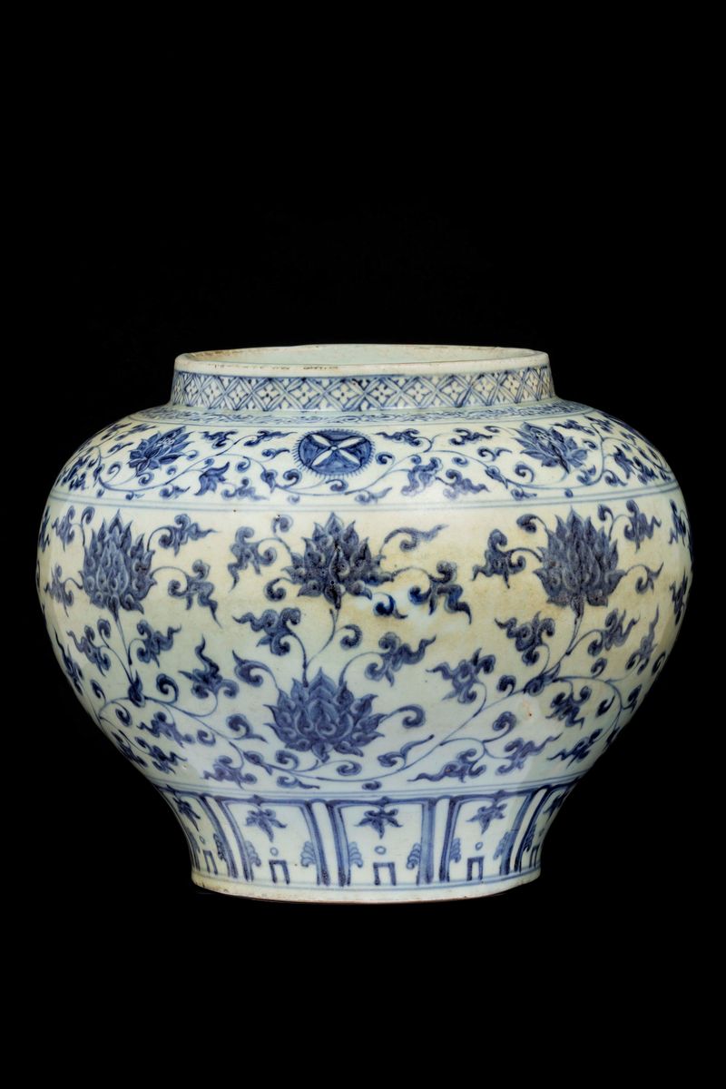 Vaso in Porcellana Banca e Blu con Decoro a Catenella di Fiori di Loto, Cina, Dinastia Qing, XIX ...