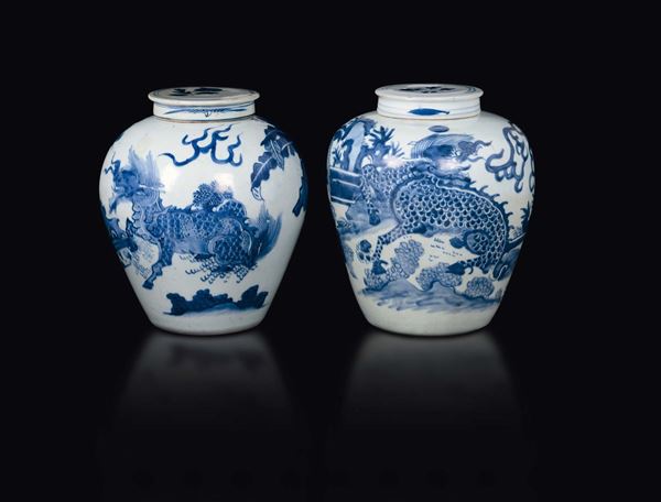 Coppia di poriches con coperchio in porcellana bianca e blu con animali fantastici, Cina, Dinastia Qing, XVIII secolo