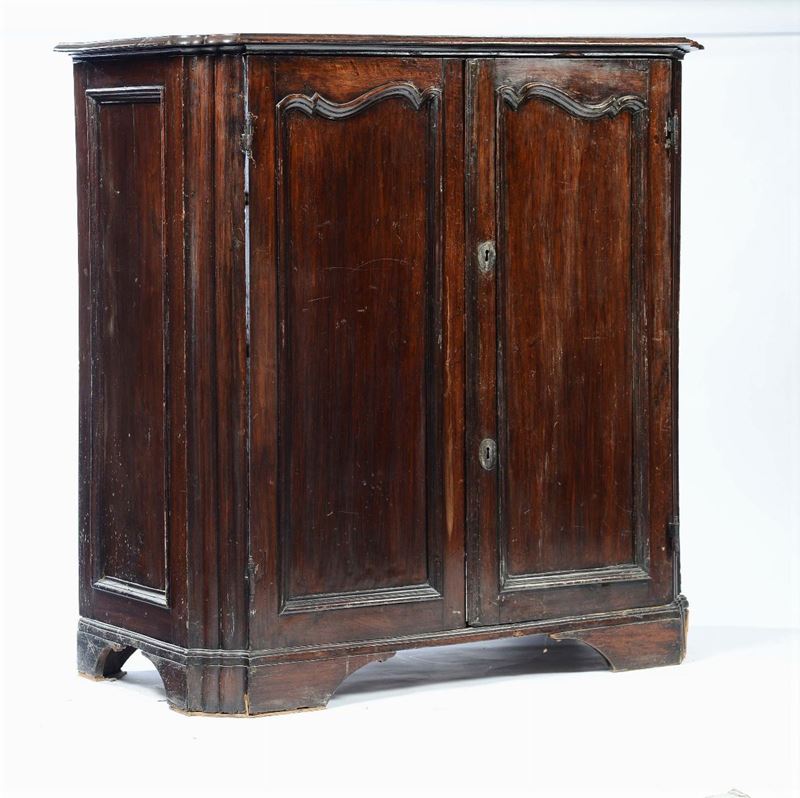 Mezzo armadio in carubbo a due ante pannellate, XVIII-XIX secolo  - Asta Asta a Tempo Antiquariato - Cambi Casa d'Aste