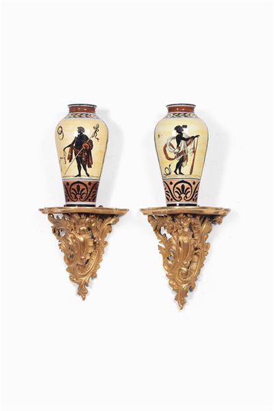 Coppia di Mensole in Legno Dorato con Vasi in Maiolica