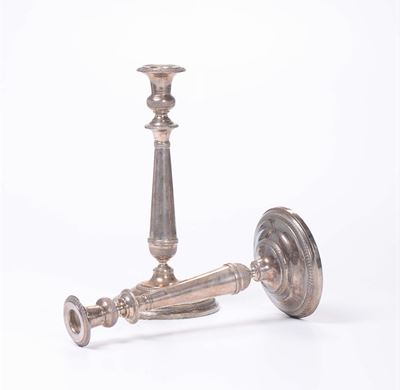 Coppia Candelieri in Argento con Fusto Troncoconico e Base Circolare, XIX Secolo