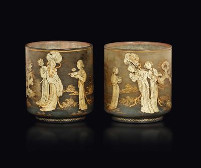 Coppia di Bicchieri in Giada Dipinta con Decoro Dorato Raffigurante Guanyin e Fanciulli, Cina, Di...