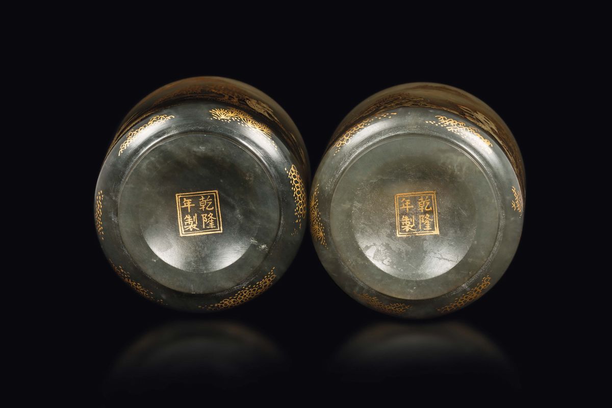 Coppia di Bicchieri in Giada Dipinta con Decoro Dorato Raffigurante Guanyin e Fanciulli, Cina, Di...