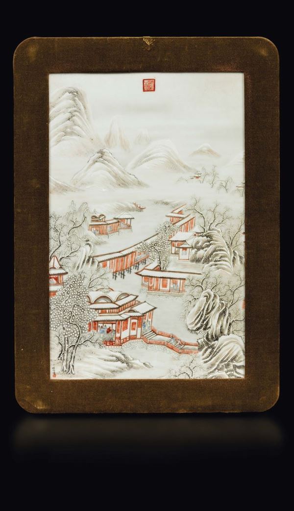 Coppia di placche in porcellana a smalti policromi con decoro paesaggistico di villaggio tra montagne e marchio, Cina, Repubblica, XX secolo