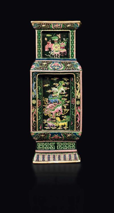 Vaso in Porcellana Famiiglia Nera a Pianta Quadrata con Decoro di Fiere Entro Riserve, Cina, Dina...