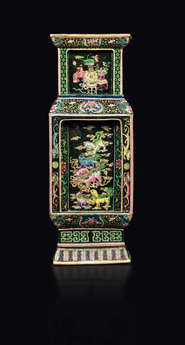 Vaso in porcellana Famiiglia Nera a pianta quadrata con decoro di fiere entro riserve, Cina, Dinastia Qing, epoca Daoguang (1821-1850)