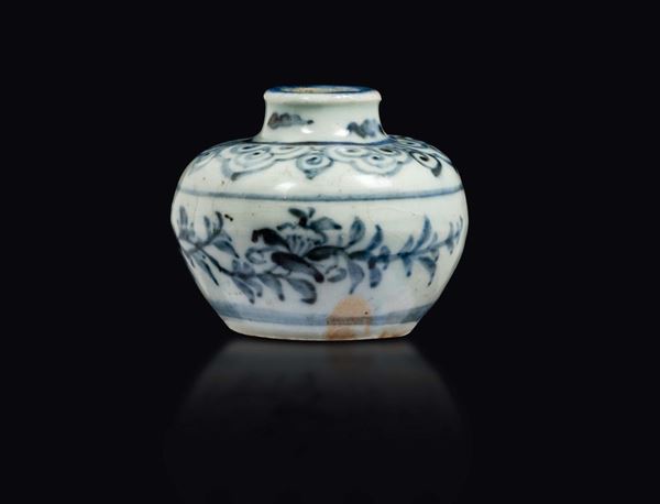 Piccola giara in porcellana bianca e blu a decoro naturalistico, Cina,, Dinastia Yuan (1279-1368)