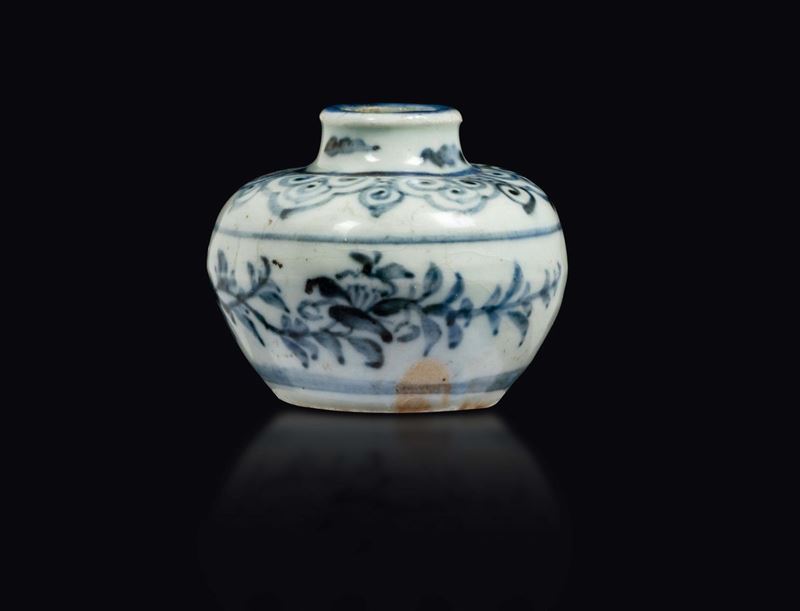 Piccola giara in porcellana bianca e blu a decoro naturalistico, Cina,, Dinastia Yuan (1279-1368)  - Asta Fine Chinese Works of Art - Cambi Casa d'Aste