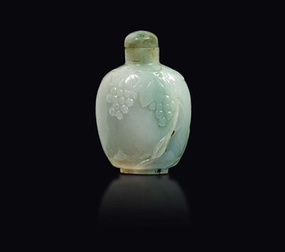 Snuff Bottle in Giadeite con Decoro di Grappoli D'uva a Rilievo, Cina, Dinastia Qing, XIX Secolo