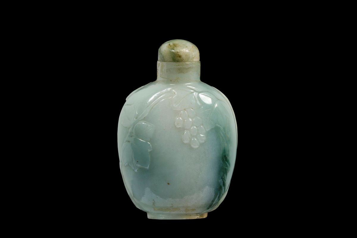 Snuff Bottle in Giadeite con Decoro di Grappoli D'uva a Rilievo, Cina, Dinastia Qing, XIX Secolo