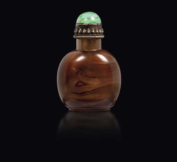 Snuff bottle in agata marrone con tappo con profili d'argento, Cina, Dinastia Qing, XIX secolo