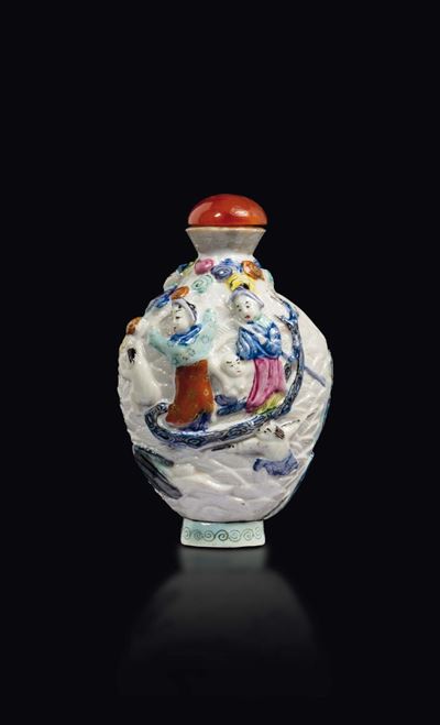 Snuff Bottle in Porcellana a Smalti Policromi con Personaggi a Rilievo, Cina, Dinastia Qing, XIX ...