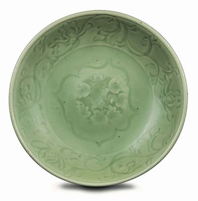 Piatto in Porcellana Longquan Celadon a Decoro Naturalistico, Cina, Dinastia Ming, XVII Secolo