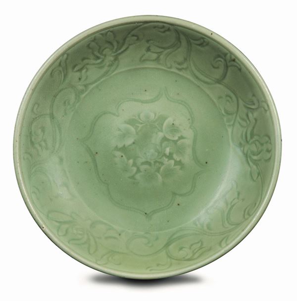 Piatto in porcellana Longquan Celadon a decoro naturalistico, Cina, Dinastia Ming, XVII secolo