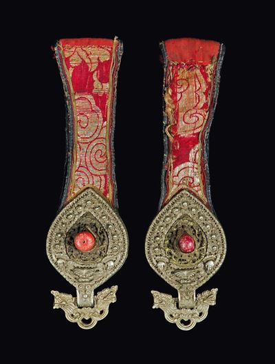 Coppia di Fregi Ornamentali in Stoffa Ricamata ed Argento Sbalzato, Tibet, XIX Secolo