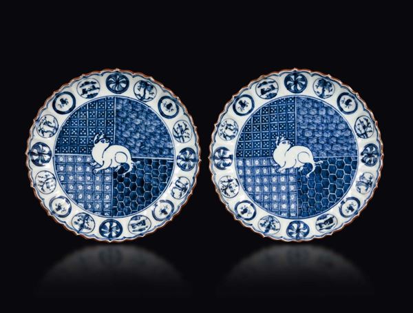 Coppia di piatti in porcellana bianca e blu con immagine di lepre centrale, Giappone, Arita, fine XVII secolo
