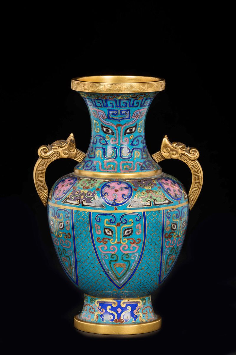 Vaso a Doppia Ansa a Smalti Cloisonné con Decoro a Maschera Taotie, Cina, Dinastia Qing, XIX Seco...