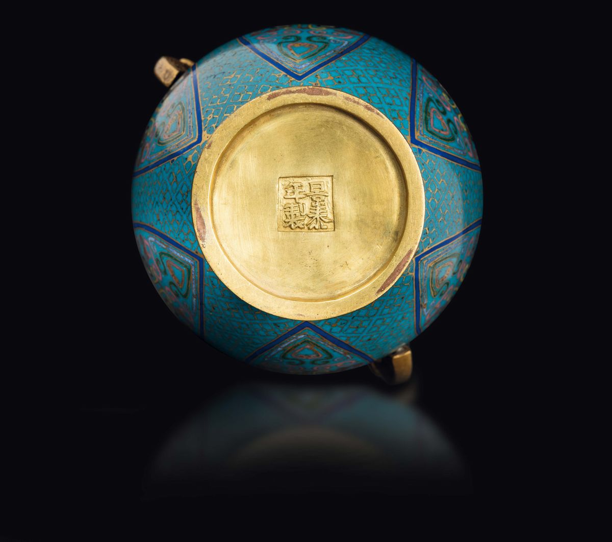 Vaso a Doppia Ansa a Smalti Cloisonné con Decoro a Maschera Taotie, Cina, Dinastia Qing, XIX Seco...