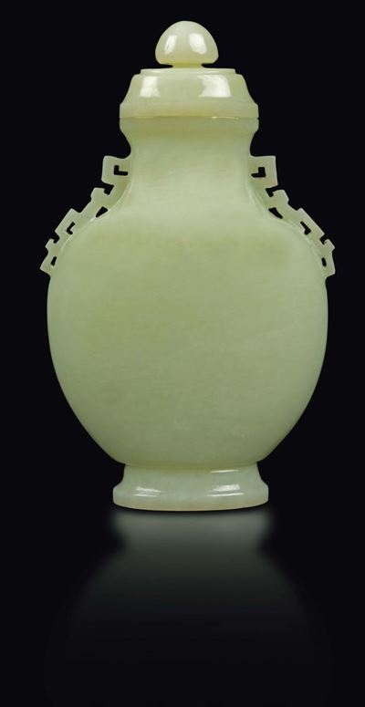 Vasetto in Giada Bianca Celadon con Coperchio e Doppia Ansa, Cina, Dinastia Qing, XIX Secolo